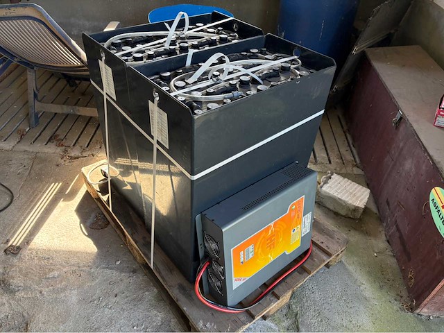 Eps 48 volt pzs 620ah accu met acculader tractiebatterij / heftruckbatterij - afbeelding 1 van  17