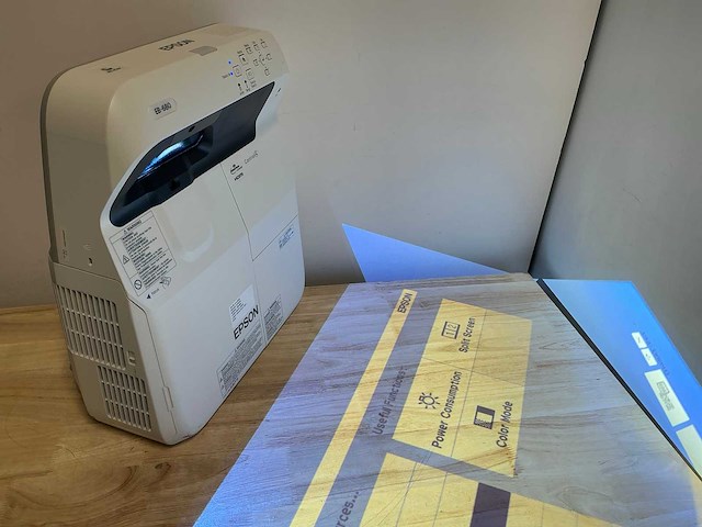 Epson eb-680 beamer - afbeelding 1 van  5