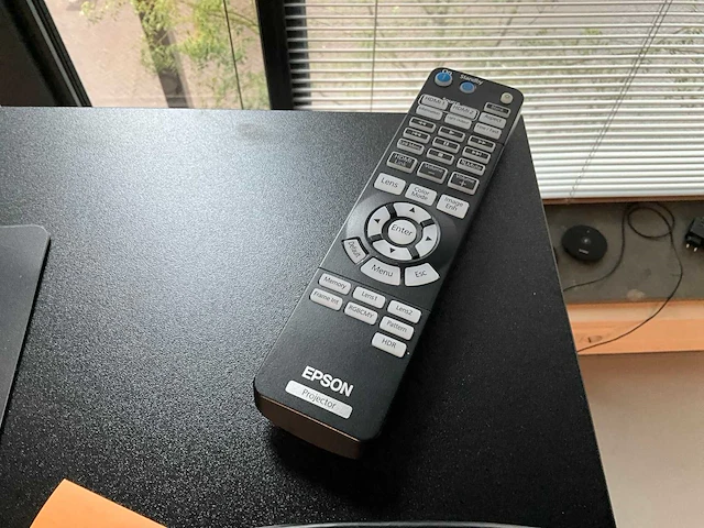 Epson eh-ls1200b 4k uhd 2200 lumen hdr10+ beamer - afbeelding 4 van  7