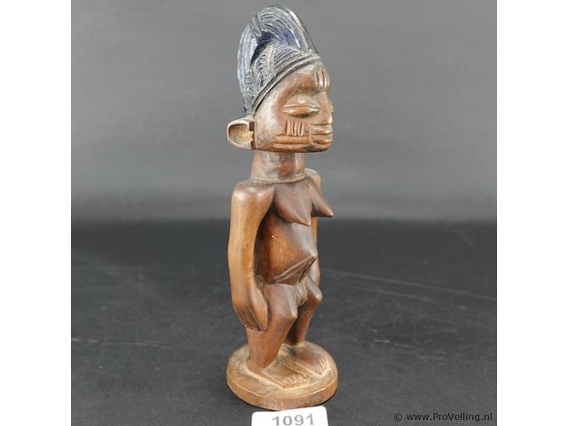 Ere ibeji door het yoruba-volk in nigeria in hout gesneden. - afbeelding 1 van  5