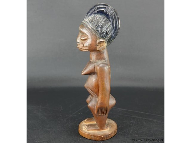 Ere ibeji door het yoruba-volk in nigeria in hout gesneden. - afbeelding 2 van  5