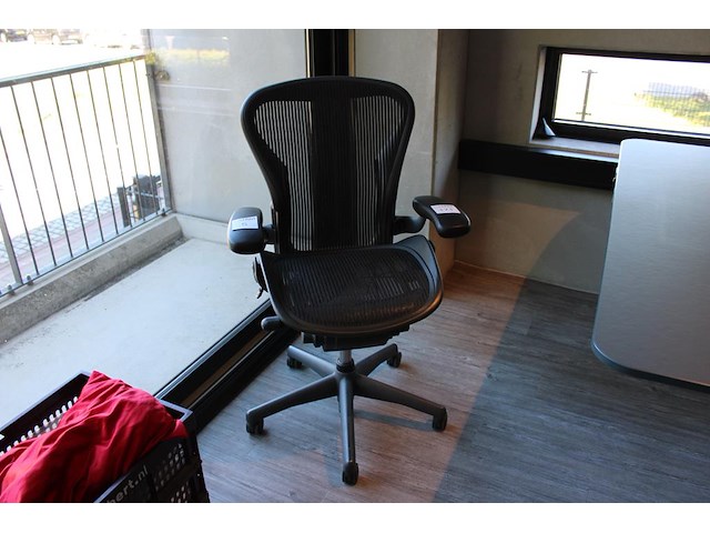 Ergonomische bureaustoel herman miller model aeron medium. let op onderdeel combinatiekavel c171. onderdeel van combinatiekavel combinatiekavel van 11 ergonomische bureaustoelen herman miller model aeron medium. kavels c005 en c161 t/m c170 - afbeelding 1 van  6
