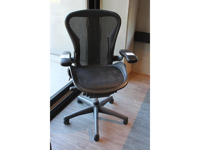 Ergonomische bureaustoel herman miller model aeron medium. let op onderdeel combinatiekavel c171. onderdeel van combinatiekavel combinatiekavel van 11 ergonomische bureaustoelen herman miller model aeron medium. kavels c005 en c161 t/m c170 - afbeelding 2 van  6