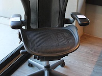Ergonomische bureaustoel herman miller model aeron medium. let op onderdeel combinatiekavel c171. onderdeel van combinatiekavel combinatiekavel van 11 ergonomische bureaustoelen herman miller model aeron medium. kavels c005 en c161 t/m c170 - afbeelding 2 van  6