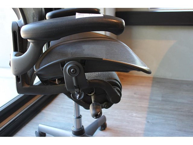 Ergonomische bureaustoel herman miller model aeron medium. let op onderdeel combinatiekavel c171. onderdeel van combinatiekavel combinatiekavel van 11 ergonomische bureaustoelen herman miller model aeron medium. kavels c005 en c161 t/m c170 - afbeelding 3 van  6