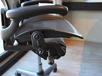 Ergonomische bureaustoel herman miller model aeron medium. let op onderdeel combinatiekavel c171. onderdeel van combinatiekavel combinatiekavel van 11 ergonomische bureaustoelen herman miller model aeron medium. kavels c005 en c161 t/m c170 - afbeelding 3 van  6