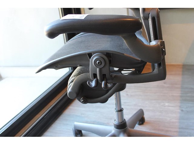 Ergonomische bureaustoel herman miller model aeron medium. let op onderdeel combinatiekavel c171. onderdeel van combinatiekavel combinatiekavel van 11 ergonomische bureaustoelen herman miller model aeron medium. kavels c005 en c161 t/m c170 - afbeelding 4 van  6