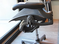 Ergonomische bureaustoel herman miller model aeron medium. let op onderdeel combinatiekavel c171. onderdeel van combinatiekavel combinatiekavel van 11 ergonomische bureaustoelen herman miller model aeron medium. kavels c005 en c161 t/m c170 - afbeelding 4 van  6