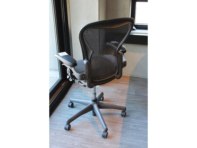 Ergonomische bureaustoel herman miller model aeron medium. let op onderdeel combinatiekavel c171. onderdeel van combinatiekavel combinatiekavel van 11 ergonomische bureaustoelen herman miller model aeron medium. kavels c005 en c161 t/m c170 - afbeelding 5 van  6
