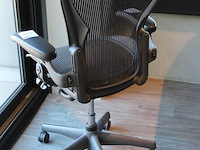 Ergonomische bureaustoel herman miller model aeron medium. let op onderdeel combinatiekavel c171. onderdeel van combinatiekavel combinatiekavel van 11 ergonomische bureaustoelen herman miller model aeron medium. kavels c005 en c161 t/m c170 - afbeelding 5 van  6