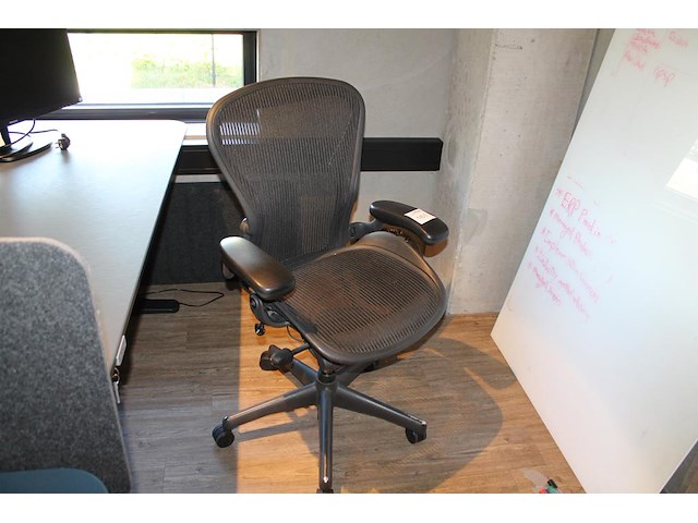 Ergonomische bureaustoel herman miller model aeron medium. let op onderdeel van combinatiekavel c171. onderdeel van combinatiekavel combinatiekavel van 11 ergonomische bureaustoelen herman miller model aeron medium. kavels c005 en c161 t/m c170 - afbeelding 1 van  3