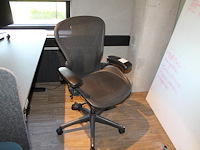 Ergonomische bureaustoel herman miller model aeron medium. let op onderdeel van combinatiekavel c171. onderdeel van combinatiekavel combinatiekavel van 11 ergonomische bureaustoelen herman miller model aeron medium. kavels c005 en c161 t/m c170 - afbeelding 1 van  3