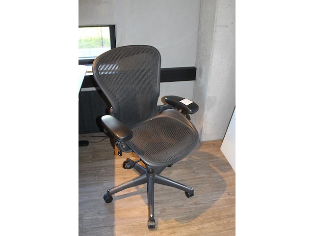 Ergonomische bureaustoel herman miller model aeron medium. let op onderdeel van combinatiekavel c171. onderdeel van combinatiekavel combinatiekavel van 11 ergonomische bureaustoelen herman miller model aeron medium. kavels c005 en c161 t/m c170 - afbeelding 2 van  3