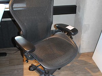 Ergonomische bureaustoel herman miller model aeron medium. let op onderdeel van combinatiekavel c171. onderdeel van combinatiekavel combinatiekavel van 11 ergonomische bureaustoelen herman miller model aeron medium. kavels c005 en c161 t/m c170 - afbeelding 2 van  3