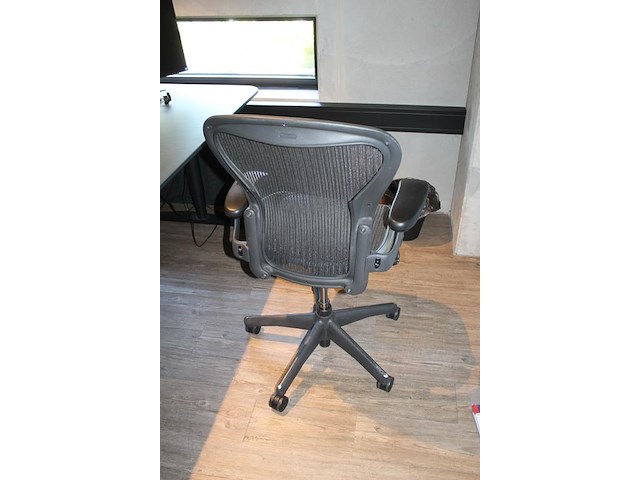 Ergonomische bureaustoel herman miller model aeron medium. let op onderdeel van combinatiekavel c171. onderdeel van combinatiekavel combinatiekavel van 11 ergonomische bureaustoelen herman miller model aeron medium. kavels c005 en c161 t/m c170 - afbeelding 3 van  3