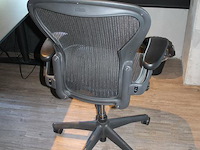 Ergonomische bureaustoel herman miller model aeron medium. let op onderdeel van combinatiekavel c171. onderdeel van combinatiekavel combinatiekavel van 11 ergonomische bureaustoelen herman miller model aeron medium. kavels c005 en c161 t/m c170 - afbeelding 3 van  3