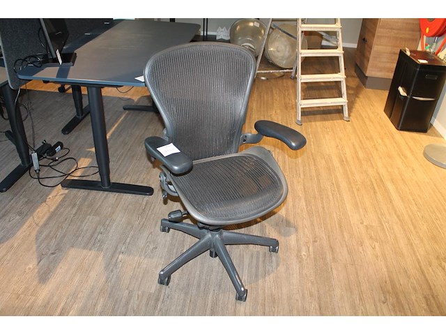 Ergonomische bureaustoel herman miller model aeron medium. let op onderdeel van combinatiekavel c171. onderdeel van combinatiekavel combinatiekavel van 11 ergonomische bureaustoelen herman miller model aeron medium. kavels c005 en c161 t/m c170 - afbeelding 1 van  4