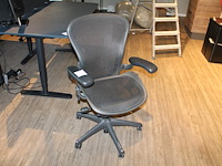 Ergonomische bureaustoel herman miller model aeron medium. let op onderdeel van combinatiekavel c171. onderdeel van combinatiekavel combinatiekavel van 11 ergonomische bureaustoelen herman miller model aeron medium. kavels c005 en c161 t/m c170 - afbeelding 1 van  4