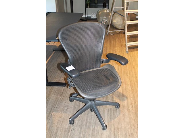 Ergonomische bureaustoel herman miller model aeron medium. let op onderdeel van combinatiekavel c171. onderdeel van combinatiekavel combinatiekavel van 11 ergonomische bureaustoelen herman miller model aeron medium. kavels c005 en c161 t/m c170 - afbeelding 2 van  4