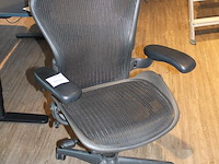 Ergonomische bureaustoel herman miller model aeron medium. let op onderdeel van combinatiekavel c171. onderdeel van combinatiekavel combinatiekavel van 11 ergonomische bureaustoelen herman miller model aeron medium. kavels c005 en c161 t/m c170 - afbeelding 2 van  4