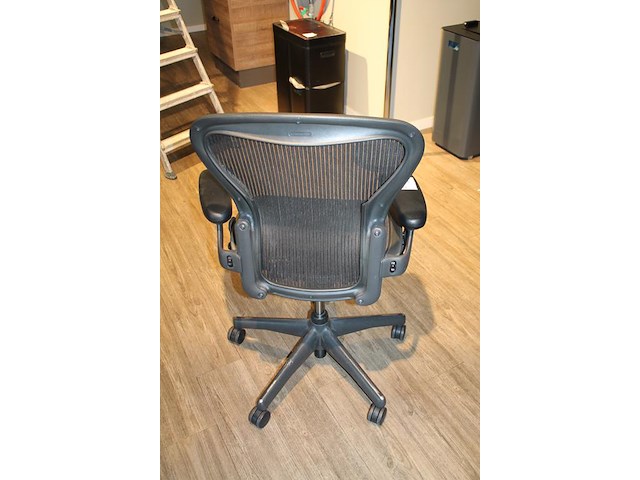 Ergonomische bureaustoel herman miller model aeron medium. let op onderdeel van combinatiekavel c171. onderdeel van combinatiekavel combinatiekavel van 11 ergonomische bureaustoelen herman miller model aeron medium. kavels c005 en c161 t/m c170 - afbeelding 3 van  4