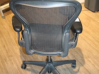 Ergonomische bureaustoel herman miller model aeron medium. let op onderdeel van combinatiekavel c171. onderdeel van combinatiekavel combinatiekavel van 11 ergonomische bureaustoelen herman miller model aeron medium. kavels c005 en c161 t/m c170 - afbeelding 3 van  4