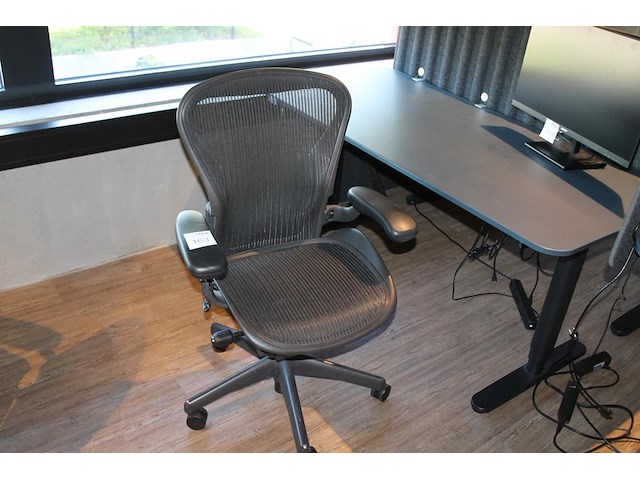 Ergonomische bureaustoel herman miller model aeron medium. let op onderdeel van combinatiekavel c171. onderdeel van combinatiekavel combinatiekavel van 11 ergonomische bureaustoelen herman miller model aeron medium. kavels c005 en c161 t/m c170 - afbeelding 1 van  3