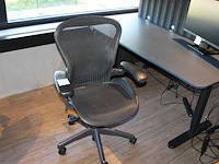 Ergonomische bureaustoel herman miller model aeron medium. let op onderdeel van combinatiekavel c171. onderdeel van combinatiekavel combinatiekavel van 11 ergonomische bureaustoelen herman miller model aeron medium. kavels c005 en c161 t/m c170 - afbeelding 1 van  3