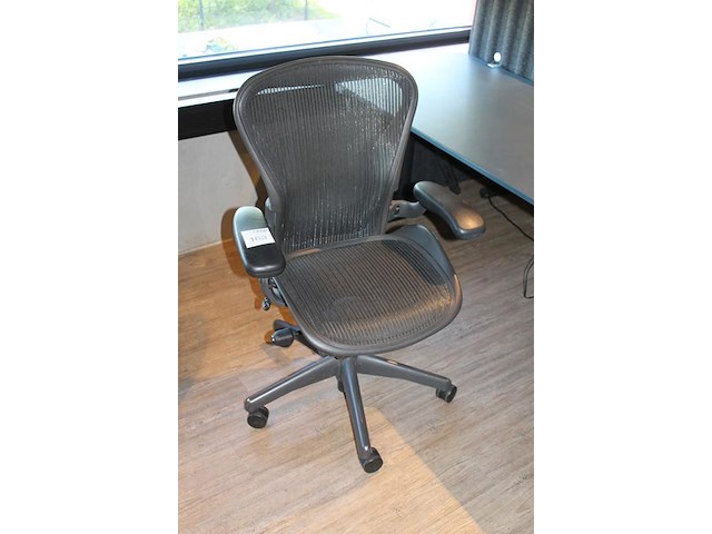 Ergonomische bureaustoel herman miller model aeron medium. let op onderdeel van combinatiekavel c171. onderdeel van combinatiekavel combinatiekavel van 11 ergonomische bureaustoelen herman miller model aeron medium. kavels c005 en c161 t/m c170 - afbeelding 2 van  3