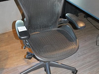 Ergonomische bureaustoel herman miller model aeron medium. let op onderdeel van combinatiekavel c171. onderdeel van combinatiekavel combinatiekavel van 11 ergonomische bureaustoelen herman miller model aeron medium. kavels c005 en c161 t/m c170 - afbeelding 2 van  3
