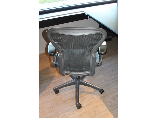 Ergonomische bureaustoel herman miller model aeron medium. let op onderdeel van combinatiekavel c171. onderdeel van combinatiekavel combinatiekavel van 11 ergonomische bureaustoelen herman miller model aeron medium. kavels c005 en c161 t/m c170 - afbeelding 3 van  3