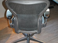 Ergonomische bureaustoel herman miller model aeron medium. let op onderdeel van combinatiekavel c171. onderdeel van combinatiekavel combinatiekavel van 11 ergonomische bureaustoelen herman miller model aeron medium. kavels c005 en c161 t/m c170 - afbeelding 3 van  3