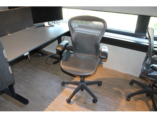 Ergonomische bureaustoel herman miller model aeron medium. let op onderdeel van combinatiekavel c171. onderdeel van combinatiekavel combinatiekavel van 11 ergonomische bureaustoelen herman miller model aeron medium. kavels c005 en c161 t/m c170 - afbeelding 1 van  3