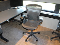 Ergonomische bureaustoel herman miller model aeron medium. let op onderdeel van combinatiekavel c171. onderdeel van combinatiekavel combinatiekavel van 11 ergonomische bureaustoelen herman miller model aeron medium. kavels c005 en c161 t/m c170 - afbeelding 1 van  3