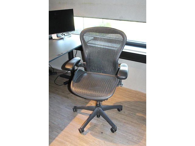 Ergonomische bureaustoel herman miller model aeron medium. let op onderdeel van combinatiekavel c171. onderdeel van combinatiekavel combinatiekavel van 11 ergonomische bureaustoelen herman miller model aeron medium. kavels c005 en c161 t/m c170 - afbeelding 2 van  3
