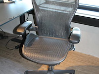 Ergonomische bureaustoel herman miller model aeron medium. let op onderdeel van combinatiekavel c171. onderdeel van combinatiekavel combinatiekavel van 11 ergonomische bureaustoelen herman miller model aeron medium. kavels c005 en c161 t/m c170 - afbeelding 2 van  3