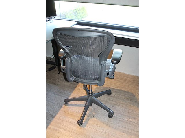 Ergonomische bureaustoel herman miller model aeron medium. let op onderdeel van combinatiekavel c171. onderdeel van combinatiekavel combinatiekavel van 11 ergonomische bureaustoelen herman miller model aeron medium. kavels c005 en c161 t/m c170 - afbeelding 3 van  3