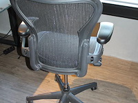 Ergonomische bureaustoel herman miller model aeron medium. let op onderdeel van combinatiekavel c171. onderdeel van combinatiekavel combinatiekavel van 11 ergonomische bureaustoelen herman miller model aeron medium. kavels c005 en c161 t/m c170 - afbeelding 3 van  3