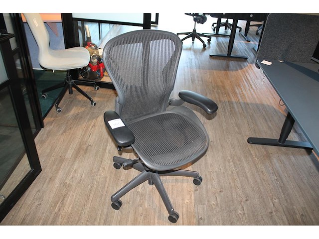 Ergonomische bureaustoel herman miller model aeron medium. let op onderdeel van combinatiekavel c171. onderdeel van combinatiekavel combinatiekavel van 11 ergonomische bureaustoelen herman miller model aeron medium. kavels c005 en c161 t/m c170 - afbeelding 1 van  3