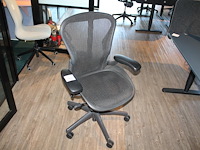 Ergonomische bureaustoel herman miller model aeron medium. let op onderdeel van combinatiekavel c171. onderdeel van combinatiekavel combinatiekavel van 11 ergonomische bureaustoelen herman miller model aeron medium. kavels c005 en c161 t/m c170 - afbeelding 1 van  3