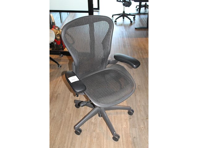 Ergonomische bureaustoel herman miller model aeron medium. let op onderdeel van combinatiekavel c171. onderdeel van combinatiekavel combinatiekavel van 11 ergonomische bureaustoelen herman miller model aeron medium. kavels c005 en c161 t/m c170 - afbeelding 2 van  3