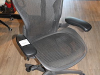 Ergonomische bureaustoel herman miller model aeron medium. let op onderdeel van combinatiekavel c171. onderdeel van combinatiekavel combinatiekavel van 11 ergonomische bureaustoelen herman miller model aeron medium. kavels c005 en c161 t/m c170 - afbeelding 2 van  3