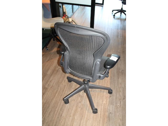 Ergonomische bureaustoel herman miller model aeron medium. let op onderdeel van combinatiekavel c171. onderdeel van combinatiekavel combinatiekavel van 11 ergonomische bureaustoelen herman miller model aeron medium. kavels c005 en c161 t/m c170 - afbeelding 3 van  3