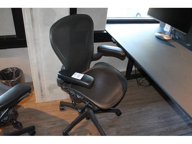 Ergonomische bureaustoel herman miller model aeron medium. let op onderdeel van combinatiekavel c171. onderdeel van combinatiekavel combinatiekavel van 11 ergonomische bureaustoelen herman miller model aeron medium. kavels c005 en c161 t/m c170 - afbeelding 1 van  3