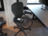 Ergonomische bureaustoel herman miller model aeron medium. let op onderdeel van combinatiekavel c171. onderdeel van combinatiekavel combinatiekavel van 11 ergonomische bureaustoelen herman miller model aeron medium. kavels c005 en c161 t/m c170 - afbeelding 1 van  3