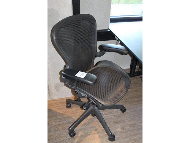 Ergonomische bureaustoel herman miller model aeron medium. let op onderdeel van combinatiekavel c171. onderdeel van combinatiekavel combinatiekavel van 11 ergonomische bureaustoelen herman miller model aeron medium. kavels c005 en c161 t/m c170 - afbeelding 2 van  3