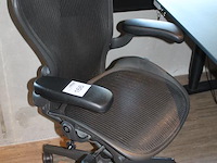 Ergonomische bureaustoel herman miller model aeron medium. let op onderdeel van combinatiekavel c171. onderdeel van combinatiekavel combinatiekavel van 11 ergonomische bureaustoelen herman miller model aeron medium. kavels c005 en c161 t/m c170 - afbeelding 2 van  3