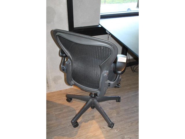 Ergonomische bureaustoel herman miller model aeron medium. let op onderdeel van combinatiekavel c171. onderdeel van combinatiekavel combinatiekavel van 11 ergonomische bureaustoelen herman miller model aeron medium. kavels c005 en c161 t/m c170 - afbeelding 3 van  3