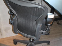 Ergonomische bureaustoel herman miller model aeron medium. let op onderdeel van combinatiekavel c171. onderdeel van combinatiekavel combinatiekavel van 11 ergonomische bureaustoelen herman miller model aeron medium. kavels c005 en c161 t/m c170 - afbeelding 3 van  3