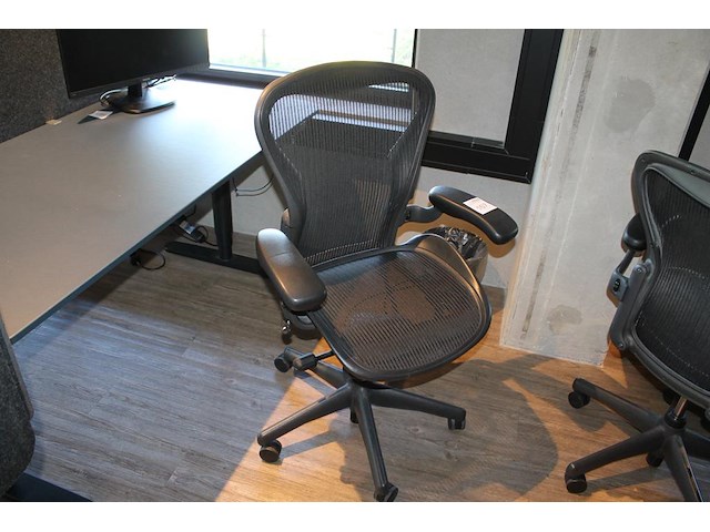 Ergonomische bureaustoel herman miller model aeron medium. let op onderdeel van combinatiekavel c171. onderdeel van combinatiekavel combinatiekavel van 11 ergonomische bureaustoelen herman miller model aeron medium. kavels c005 en c161 t/m c170 - afbeelding 1 van  3
